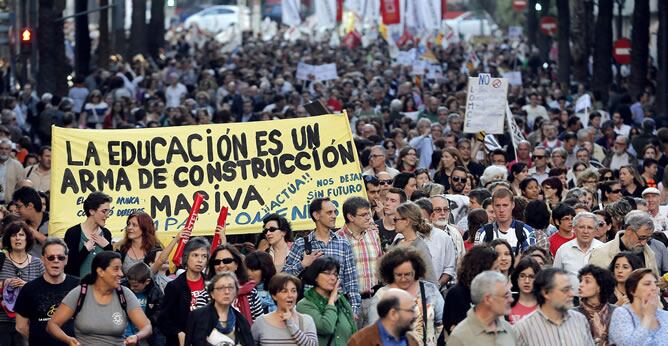 Manifestación en Valencia contra la reforma educativa de Wert. &quot;La educación es un arma de construcción masiva&quot;.