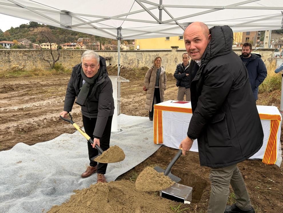 Octavio López y José María Giménez han colocado la primera piedra de las 15 viviendas para trabajadores del turismo. Foto: DGA