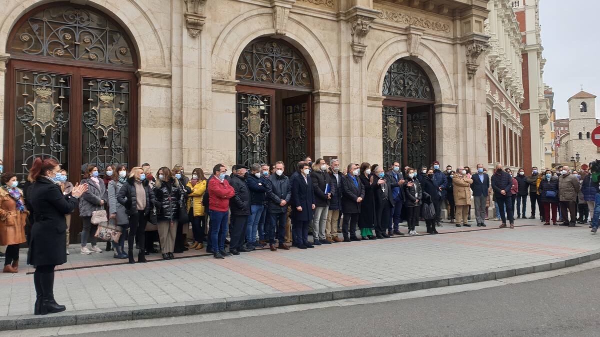 Las instituciones palentinas guardan un minuto de silencio en repulsa contra la guerra