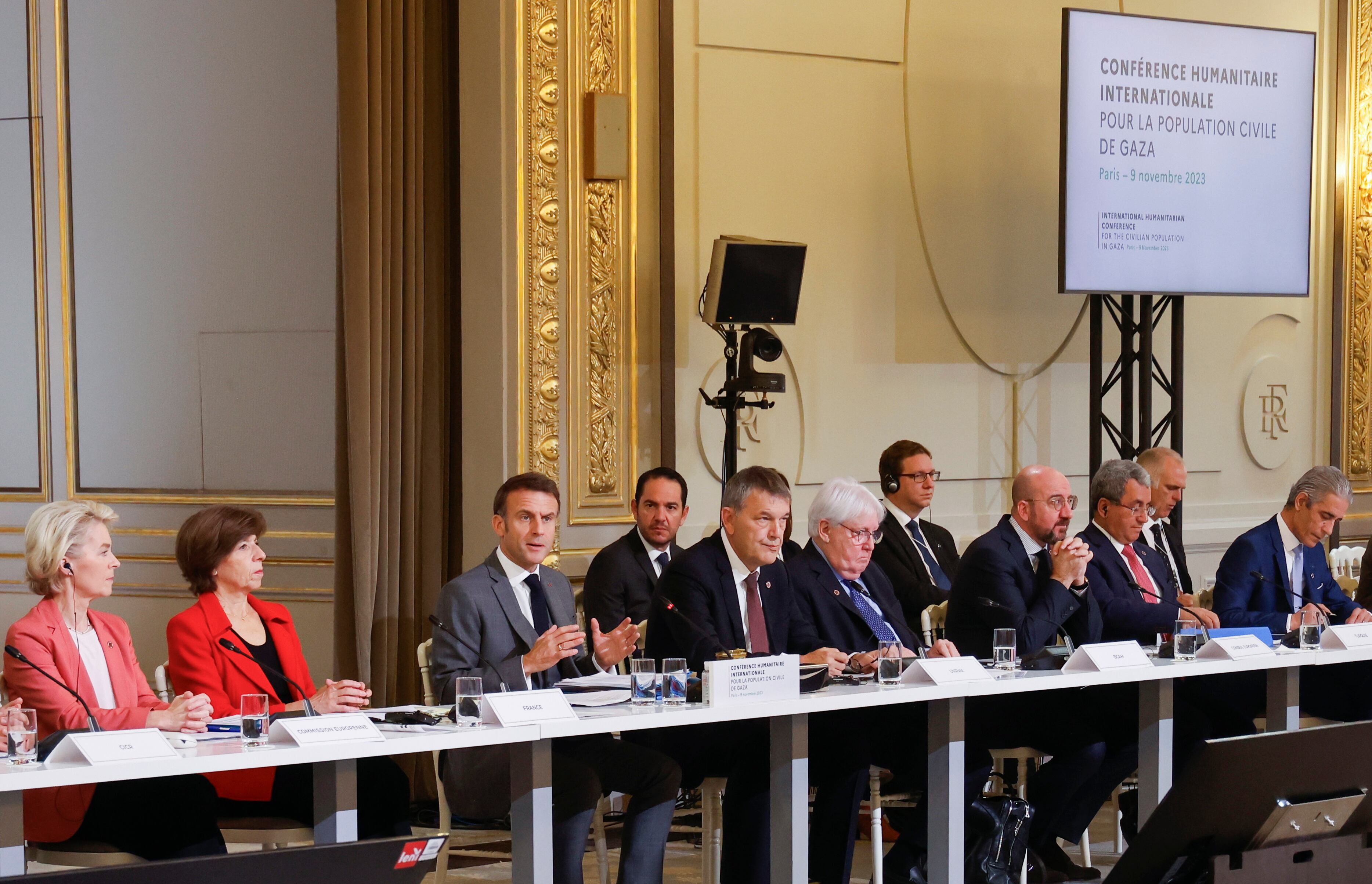 Emmanuel Macron y el resto de participantes en la sesión de apertura de la conferencia sobre Gaza que se celebra hoy en París