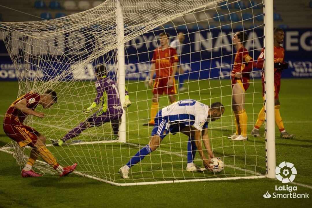 Los jugadores del Real Zaragoza lamentan uno de los goles de la Ponferradina