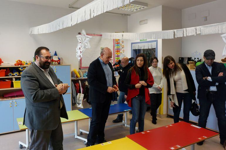 Visita del delegado de Educación de la Junta en Granada y el alcalde de Armilla a la escuela infantil de esta localidad