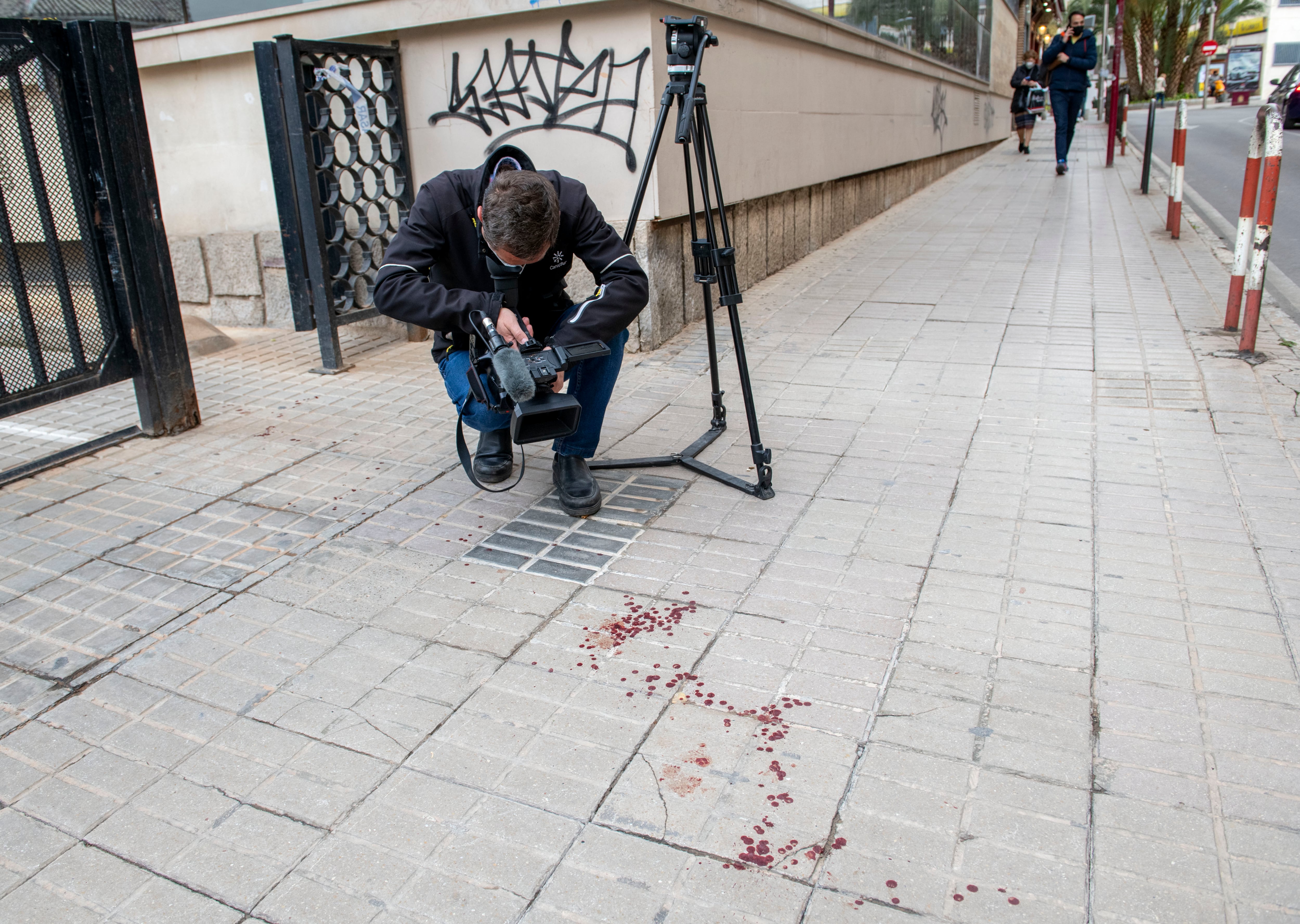 Restos de sangre en el lugar en el que fue apuñalada la mujer que está siendo investigada por un delito de homicidio de su pareja ocurrido en un incendio de su vivienda en Jaén capital . EFE/ José Manuel Pedrosa