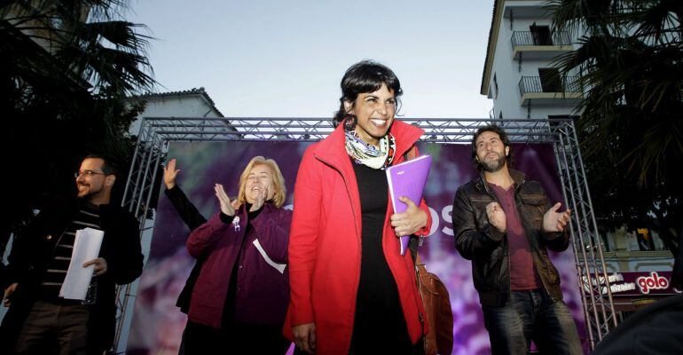 La candidata de Podemos a la Presidencia de la Junta, Teresa Rodríguez, antes del inicio de un acto de campaña celebrado hoy en la Plaza Alta en Algeciras (Cádiz).