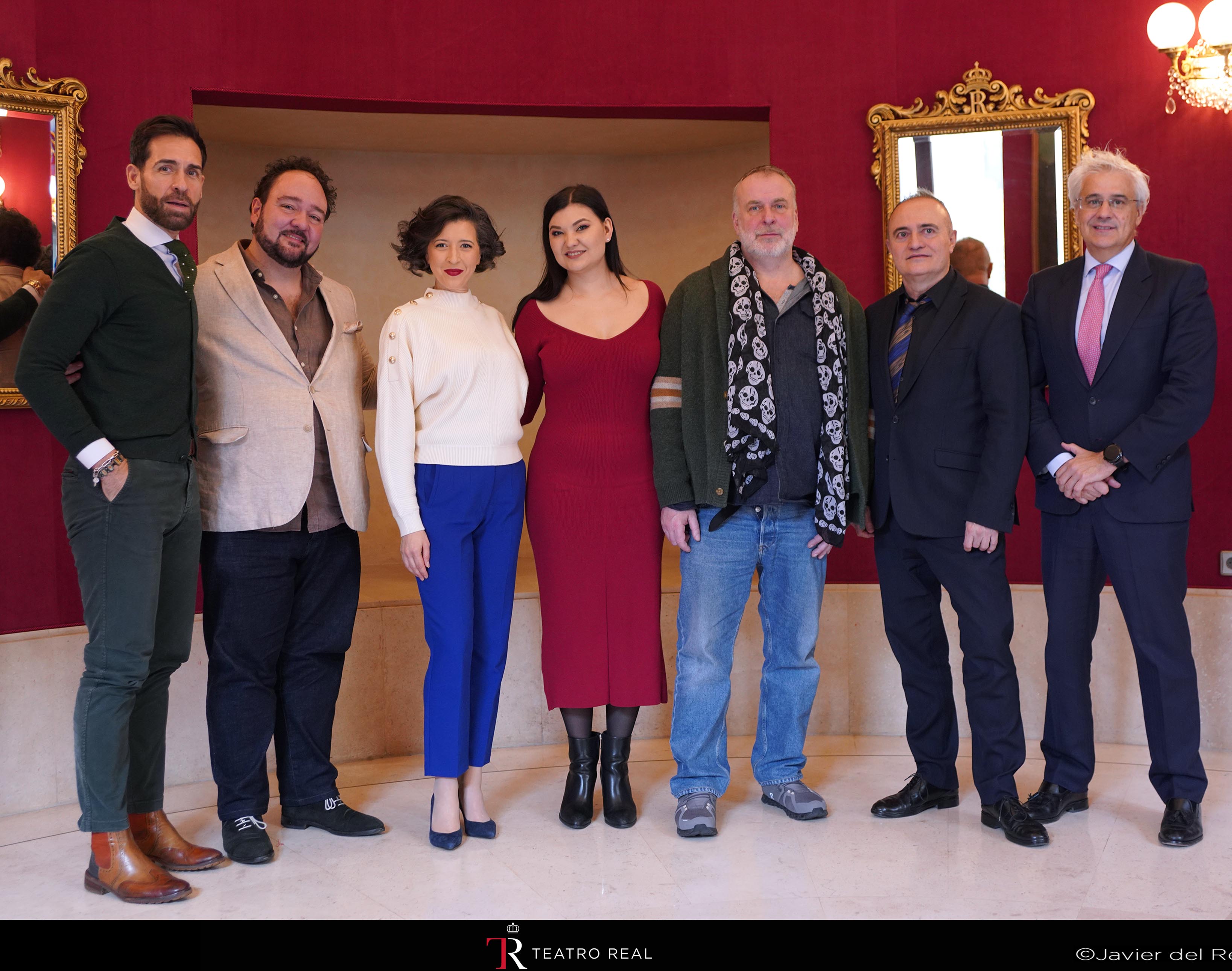 El director musical José Miguel Pérez-Sierra, la soprano Lisette Oropesa, el director de escena David McVicar, la mezzo-soprano Aigul Akhmetshina y el tenor Ismael Jordi, entre otros, en la presentación de Maria Stuarda en el Teatro Real