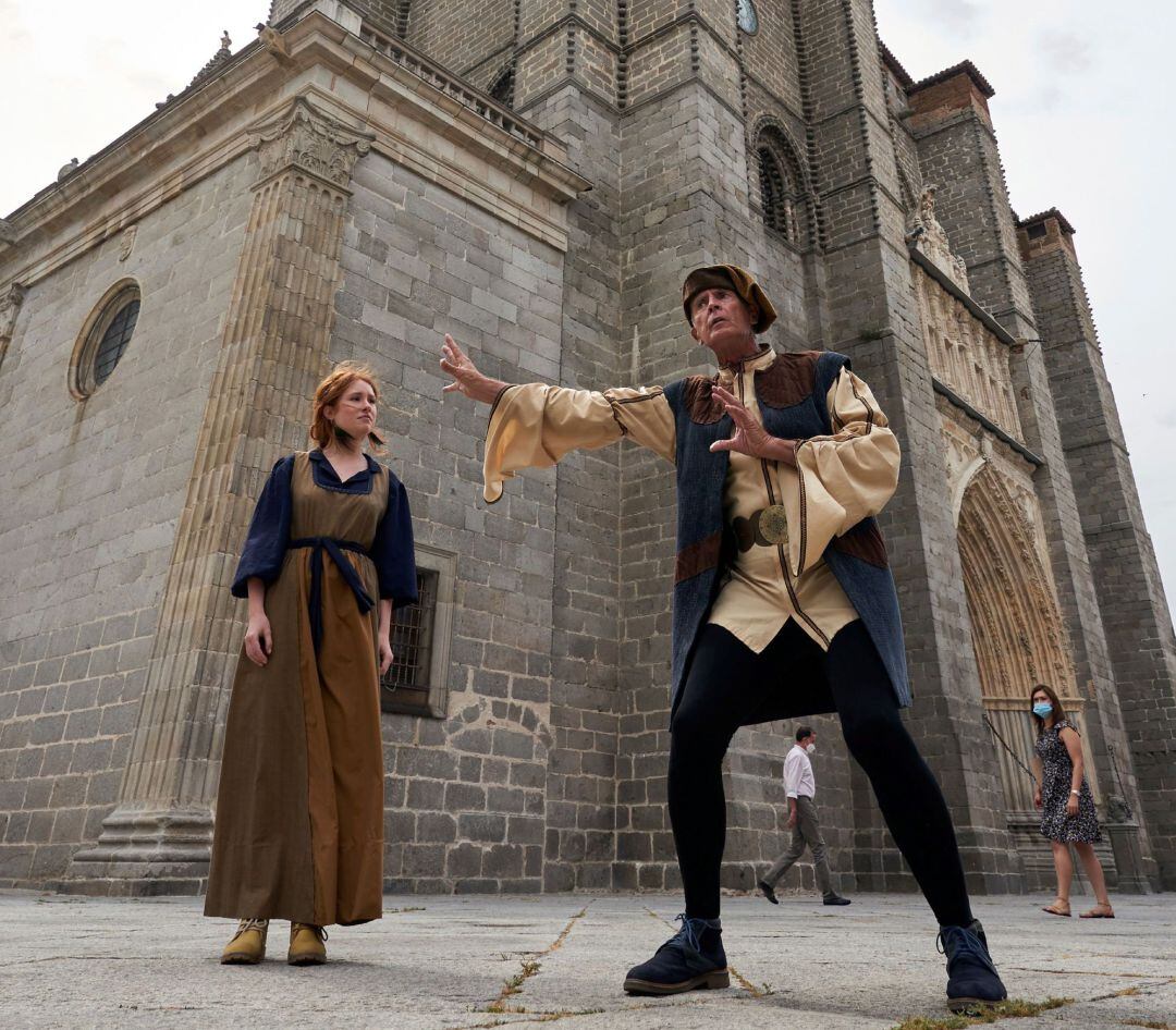 Vista de un momento de la representación de una de las leyendas que se cuentan durante las visitas teatralizadas a Ávila, cuya nueva temporada se ha presentado este miércoles en la capital abulense en la plaza de la Catedral