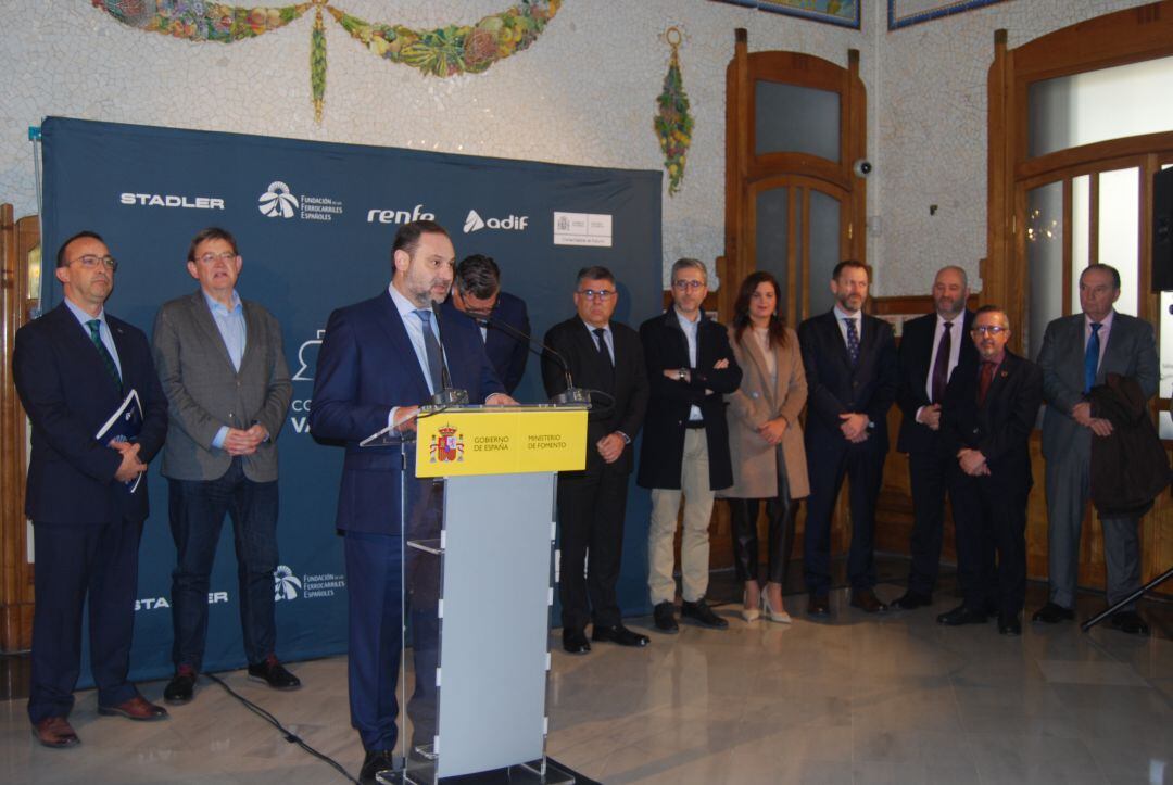 El ministro José Luís Ábalos durante la inauguración de la exposición fotográfica del 160 aniversario de la conexión ferroviaria directa de València con Madrid, en la Estación del Norte de València