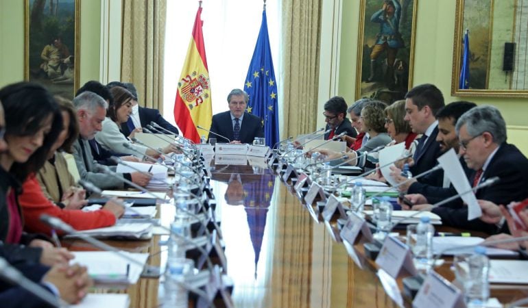 El ministro de Educación, Íñigo Méndez de Vigo, junto con todos los consejeros autonómicos socialistas de Educación, durante una conferencia sectorial para tratar el Plan Estratégico de Convivencia Escolar