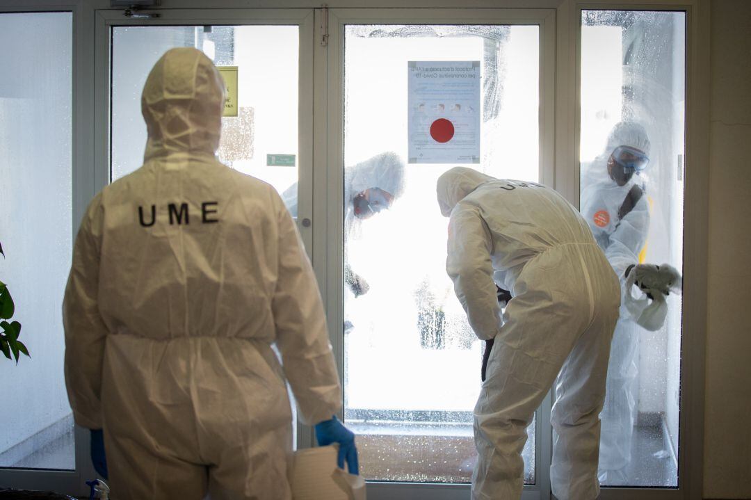 Un grupo de agentes de la Unidad Militar de Emergencias (UME) del Ejército durante las tareas de desinfección del área PIF del Puerto de Barcelona
