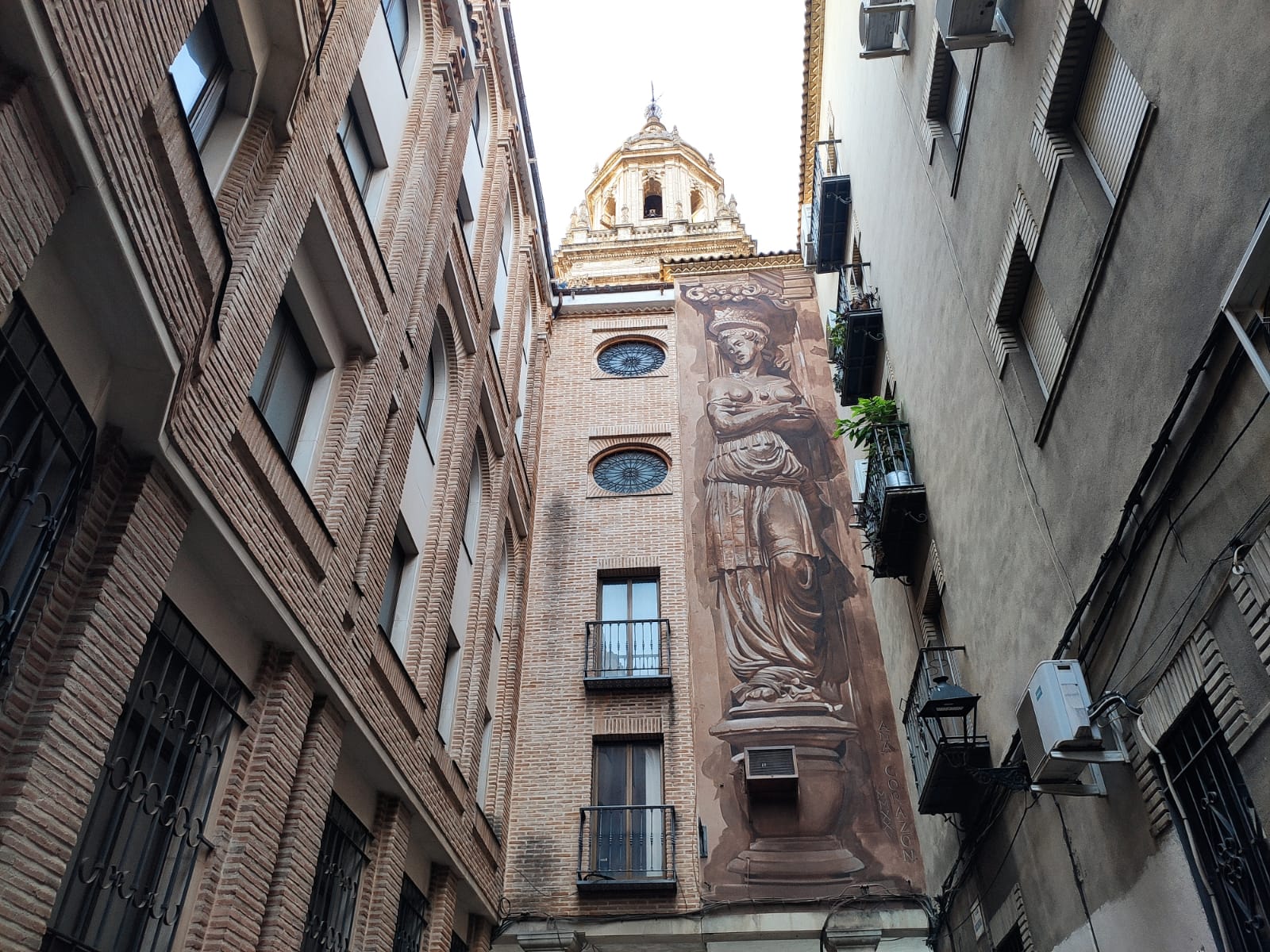 Un bellísimo mural está siendo culminado este viernes en una de las callejuelas antiguas que rodean la Seo jiennense