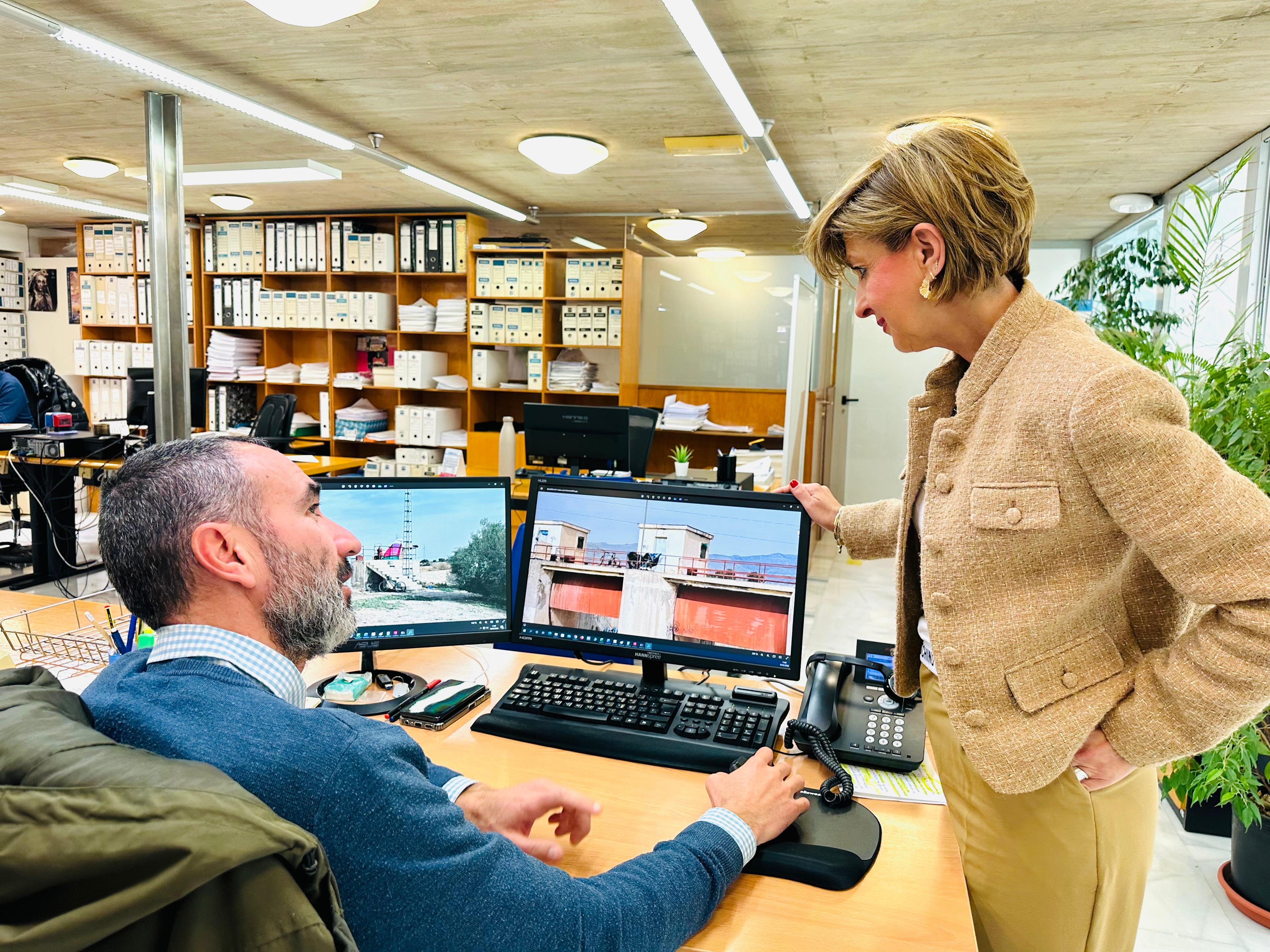 Belén Pérez, edil del Padrón junto a Evaristo, el arquitecto municipal