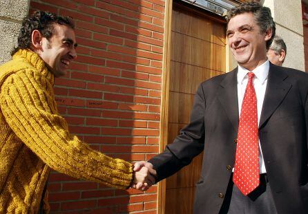 Villar e Iturralde se saludan sonrientes, en 2004