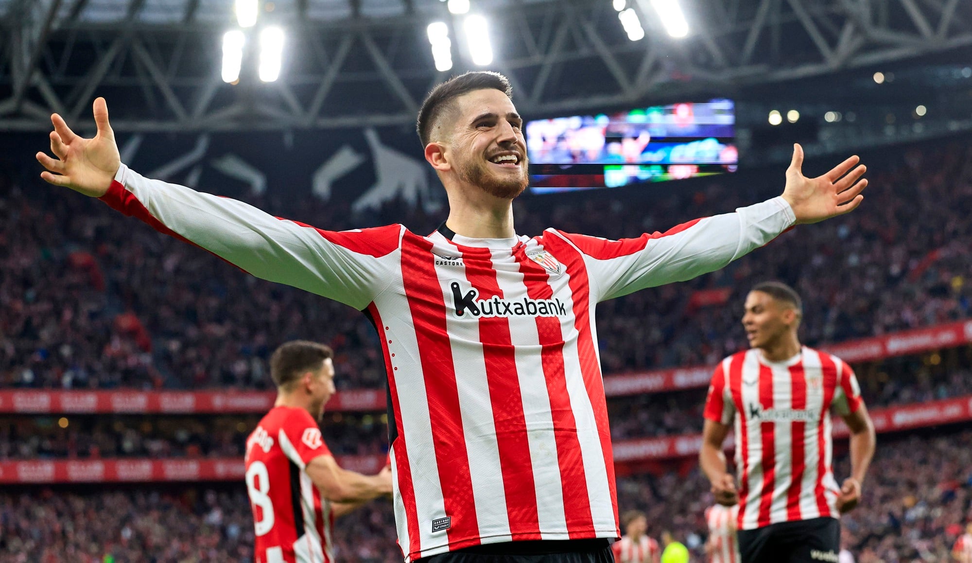 Oihan Sancet celebra uno de sus tres goles ante el Girona