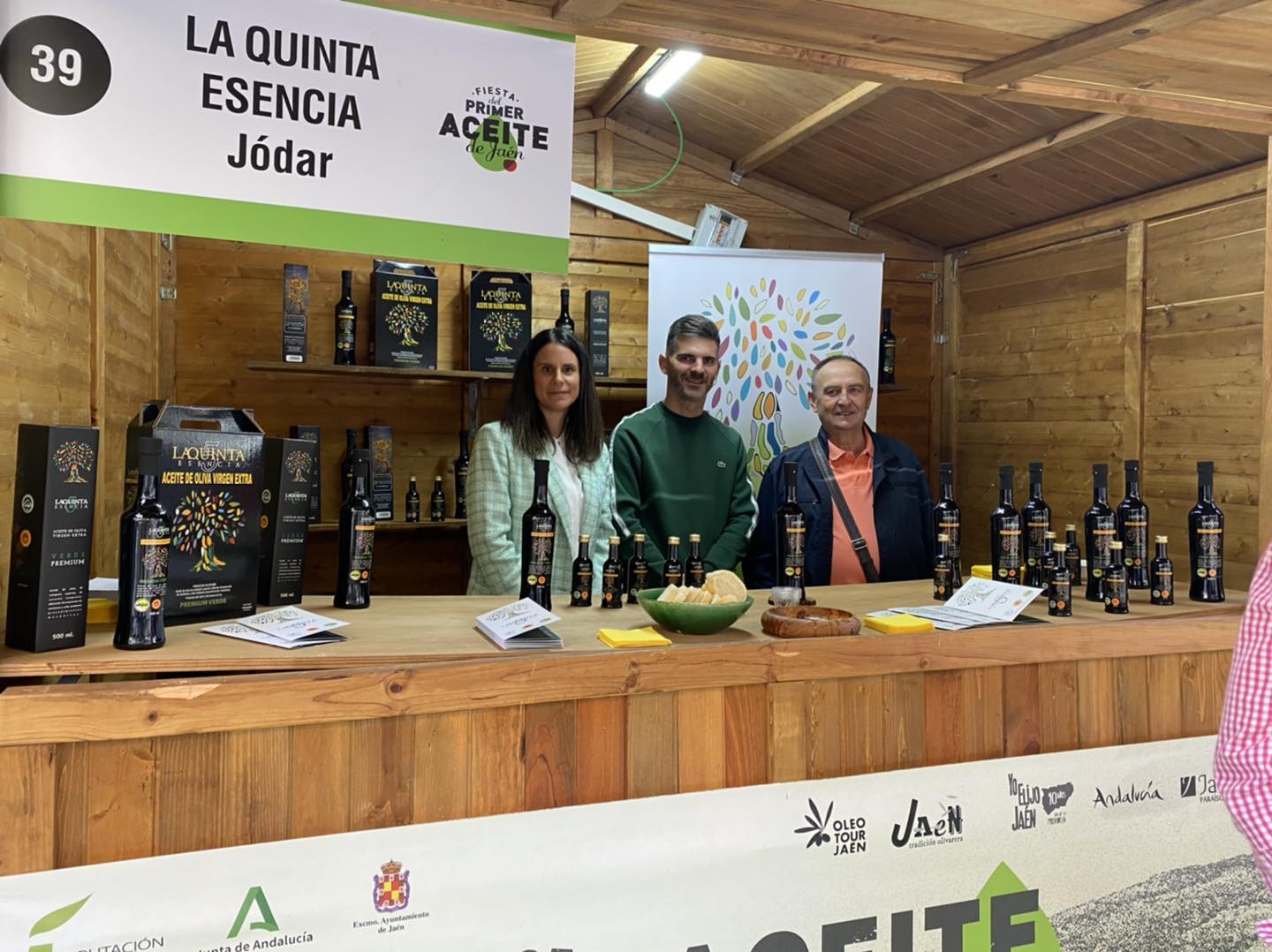 Representantes de la Cooperativa Stmo. Cristo de la Misericordia en el stand de la Feria del Primer Aceite de Jaén, con su presidente, Manuel Ogállar, a la derecha