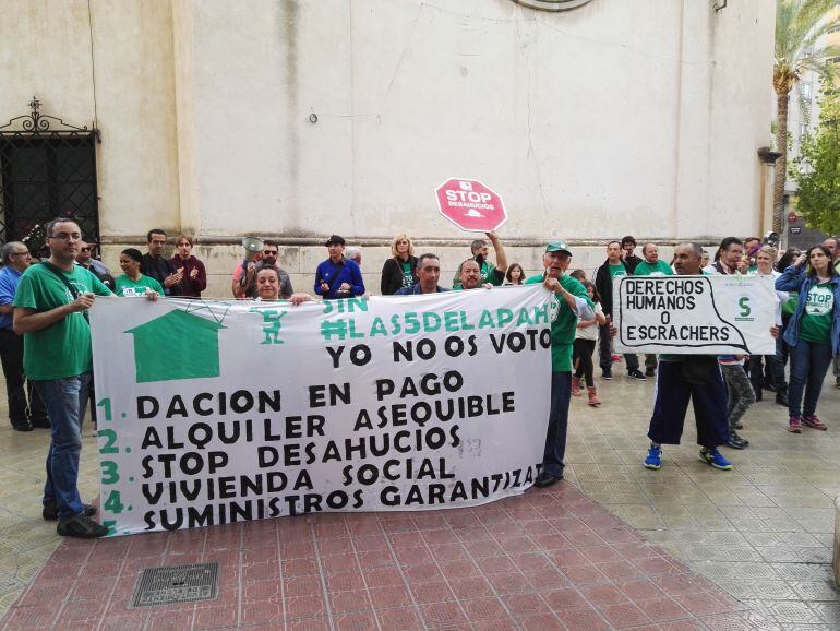 Cacerolada ante la sede del PP