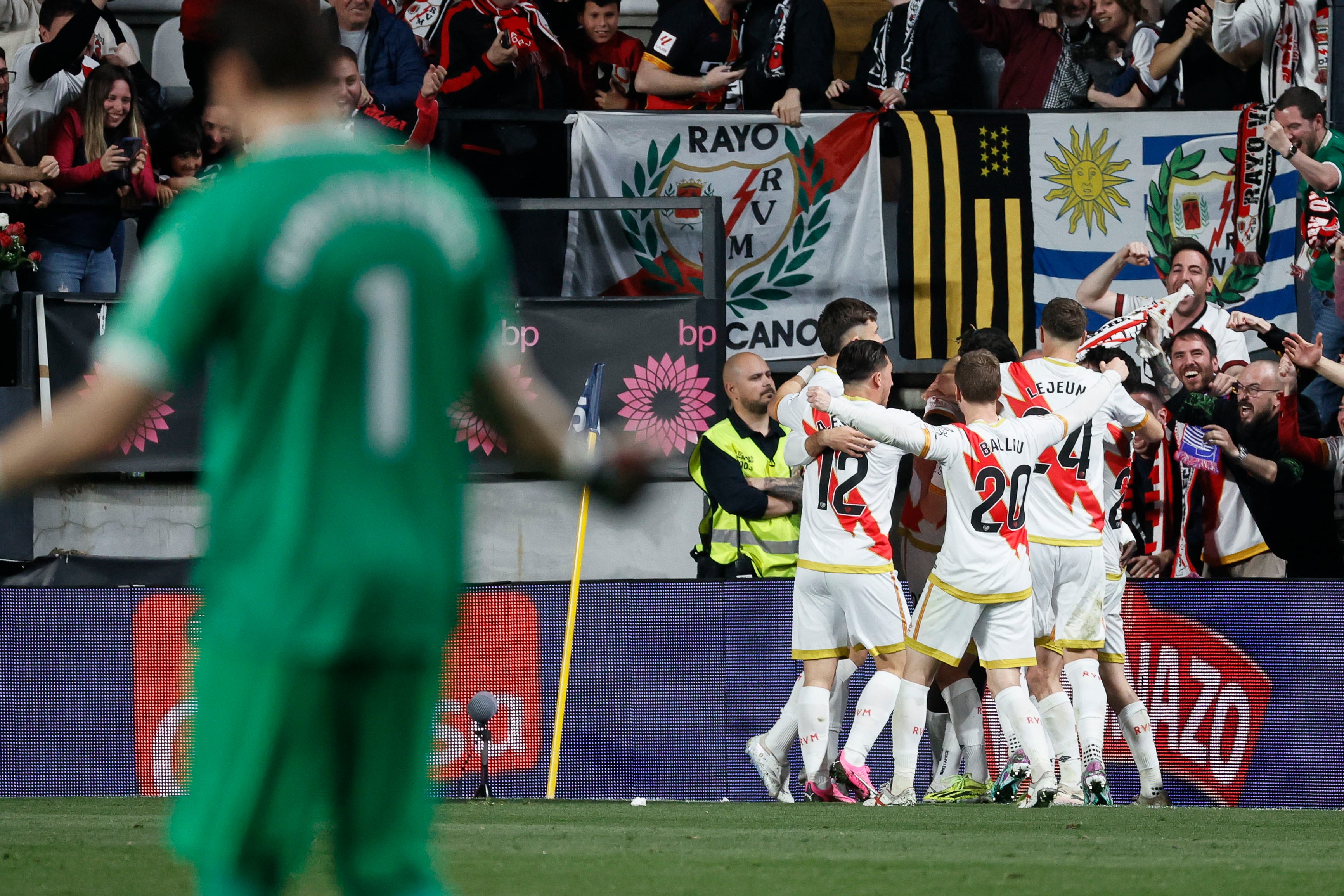 Los jugadores del Rayo celebran su segundo gol, durante el partido de Liga en Primera División que Rayo Vallecano y Real Betis disputan este domingo en el estadio de Vallecas.