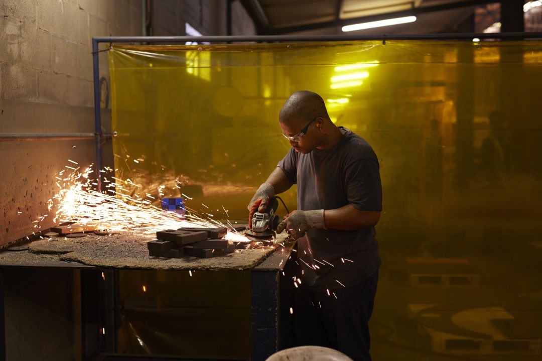 Un empleado trabajando con hierro.