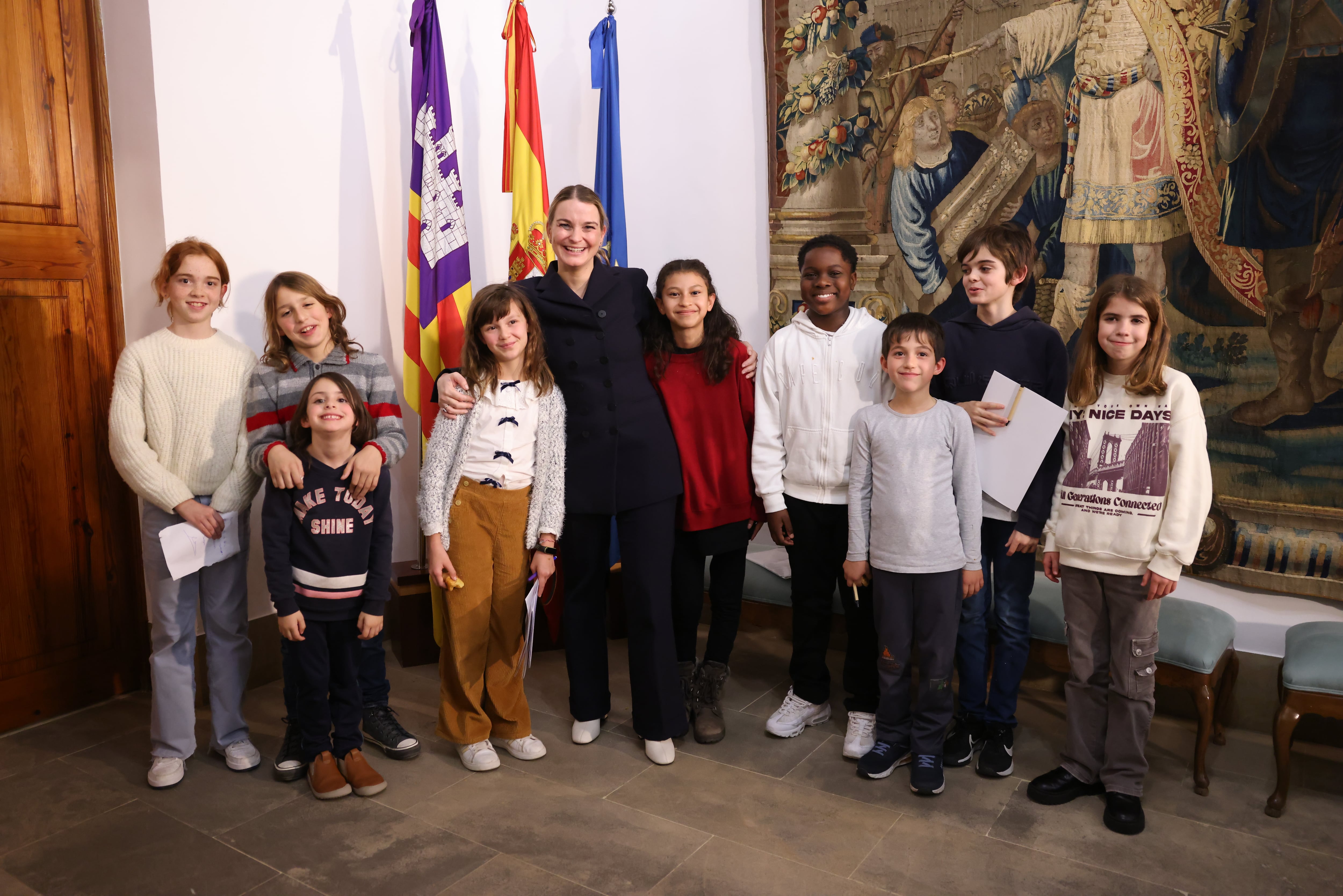 Seis niños de Primaria entrevistan a la presidenta Marga Prohens.