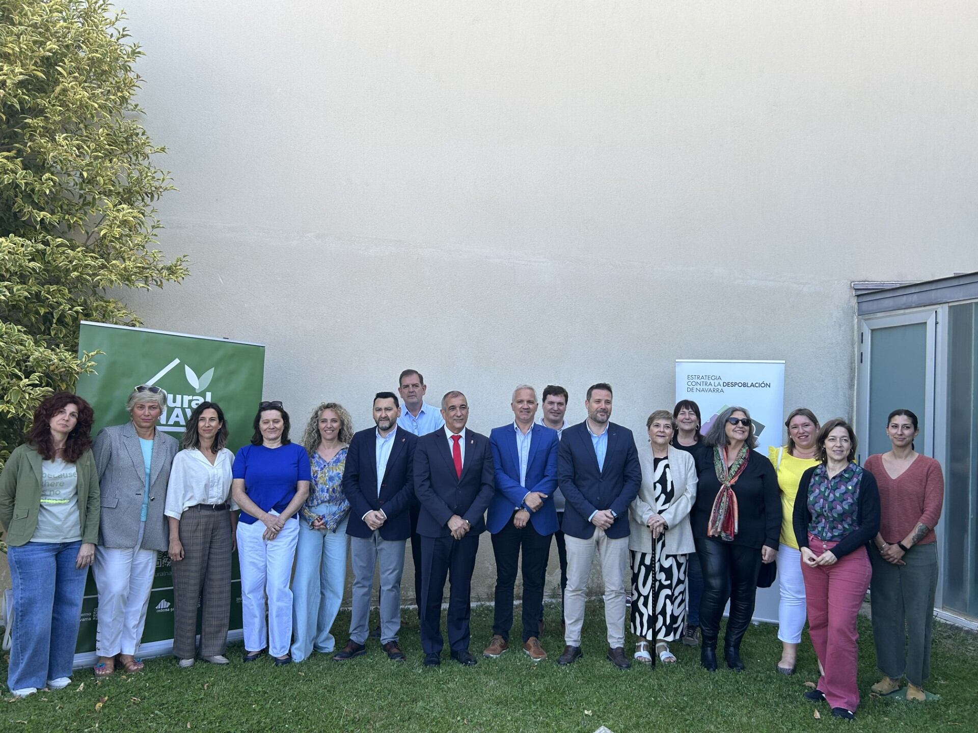El consejero de Cohesión Territorial, Óscar Chivite, y el director de Administración Local, Jesús Mari Rodríguez, junto a presidentes y peronal técnico de los GAL de Navarra en la presentación de RuralNAV 2025 en Caparroso