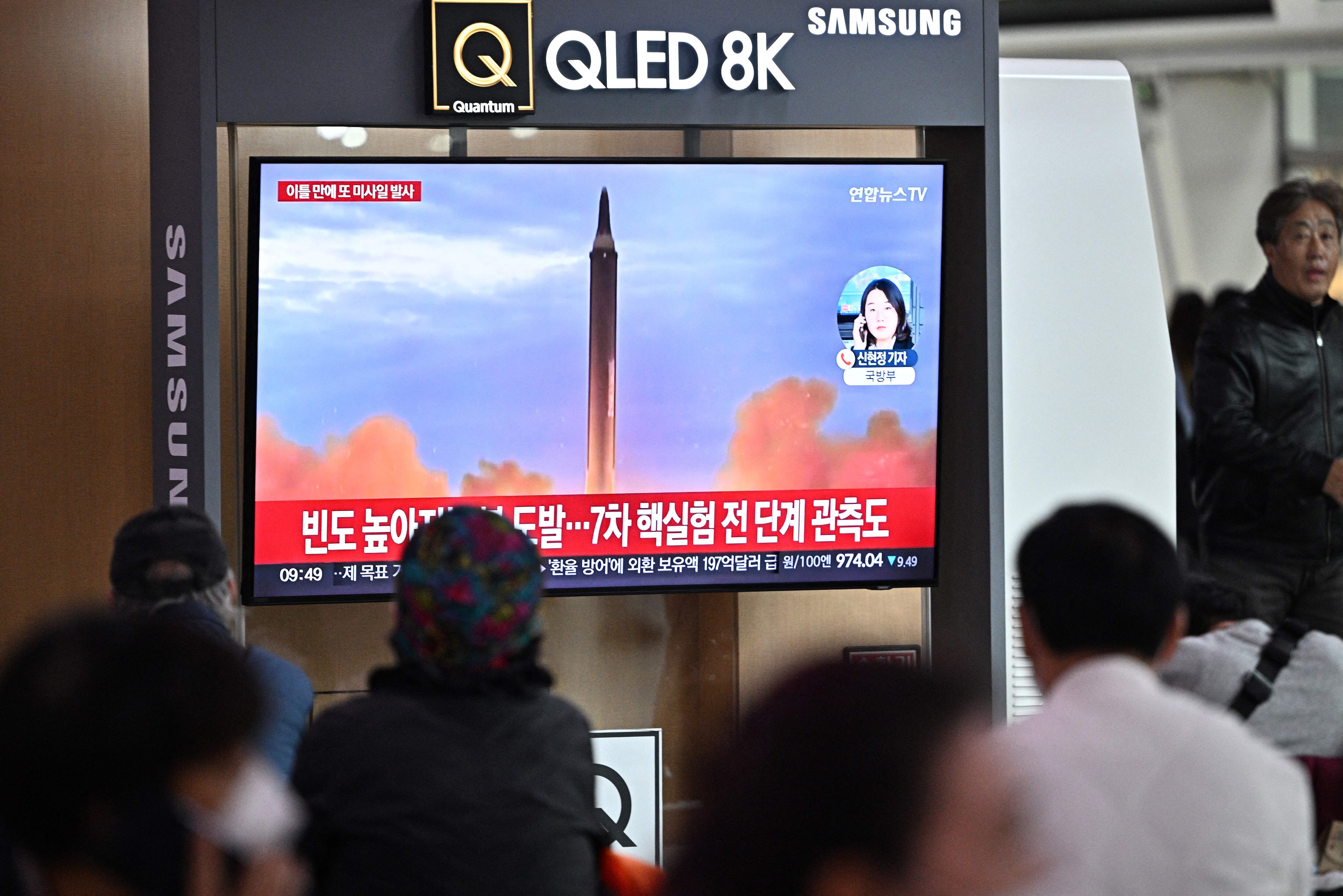 Ciudadanos surcoreanos observan en un televisor de una estación de tren las noticias sobre el último lanzamiento de armamento por parte de régimen de Kom Jong-un