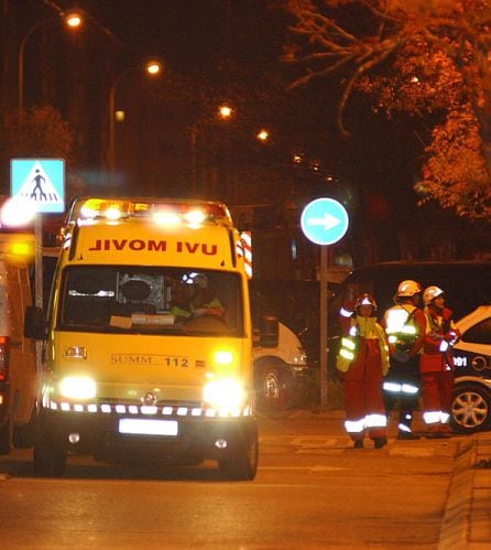 Los servicios de emergencia llegan a las inmediaciones del piso de Leganés, el 3 de abril de 2004.