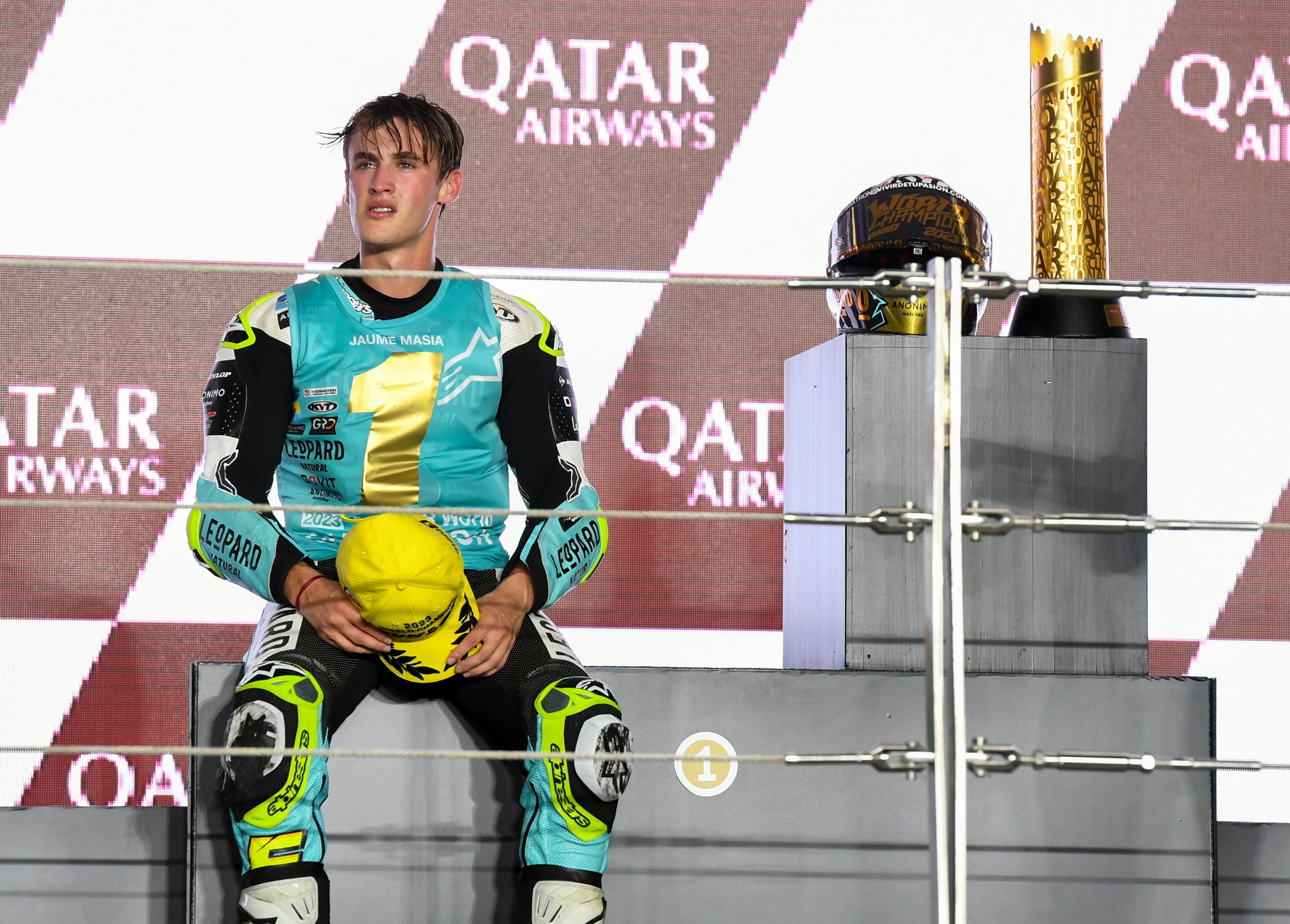 Jaume Masiá celebra el campeonato del mundo de Moto3 tras ganar la carrera del GP de Qatar.