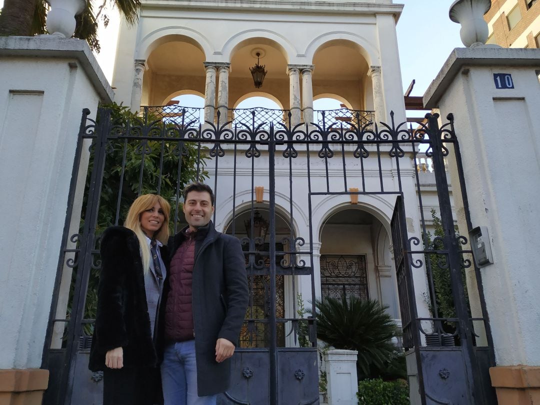 Reme Romero y Juanjo Ruiz, en la puerta de la Casa de Manolete