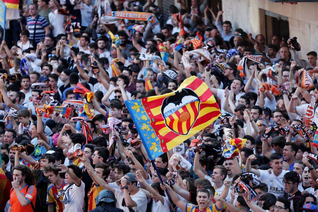 Miles de aficionados se concentran a las puertas del estadio de Mestalla 