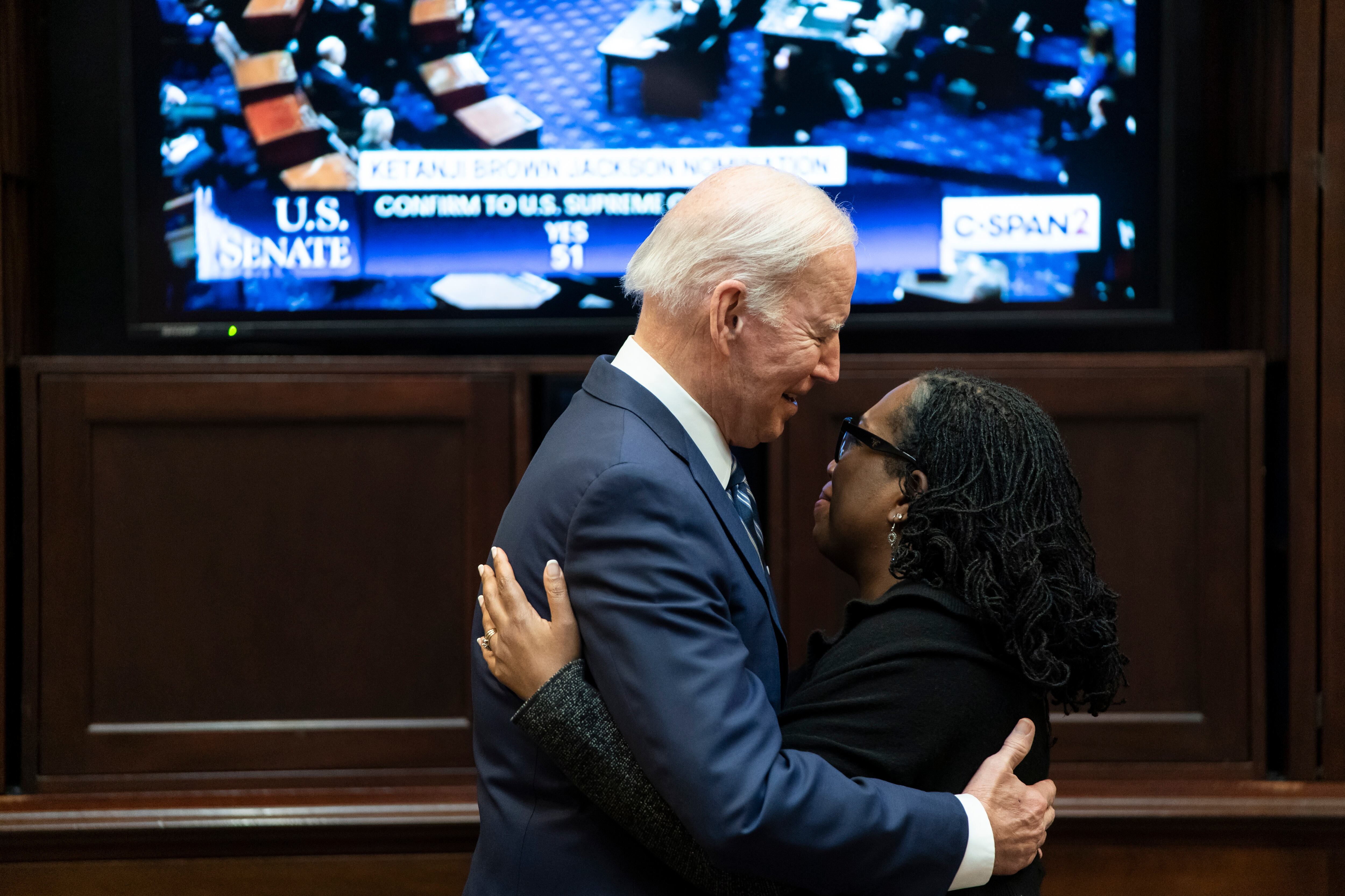 Joe Biden y Ketanji Brown tras la votación.