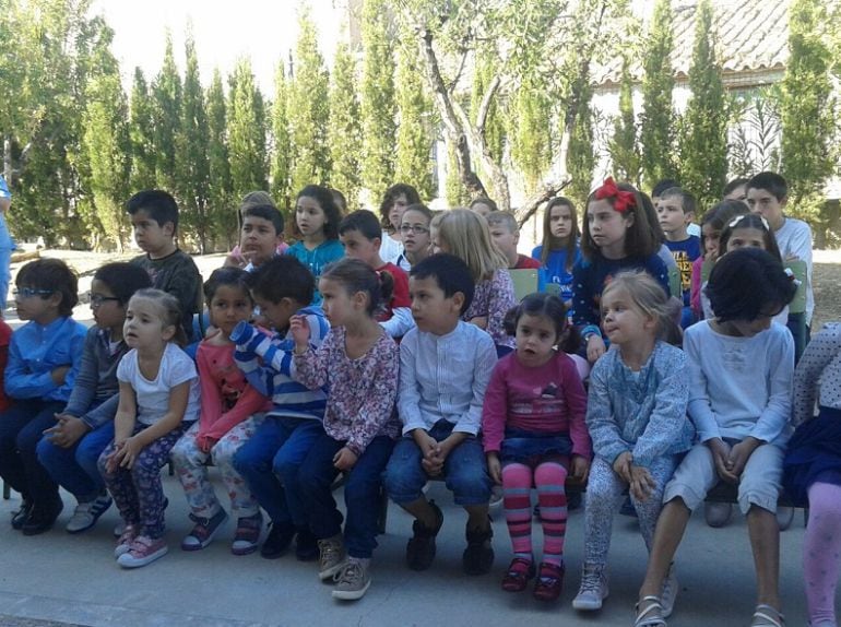 Los alumnos de la escuela de Alpartir, muy atentos durante la presentación