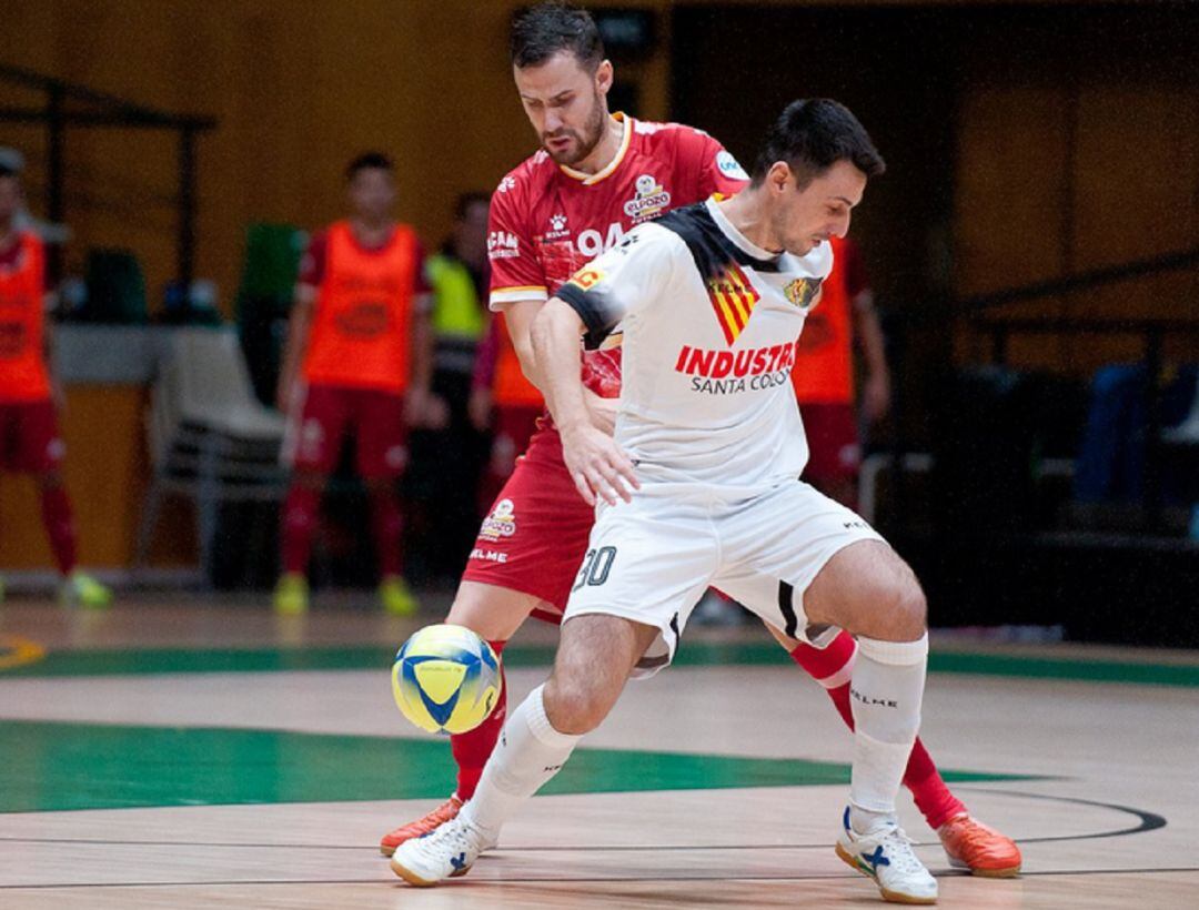 Paradynski intentando recuperar el balón