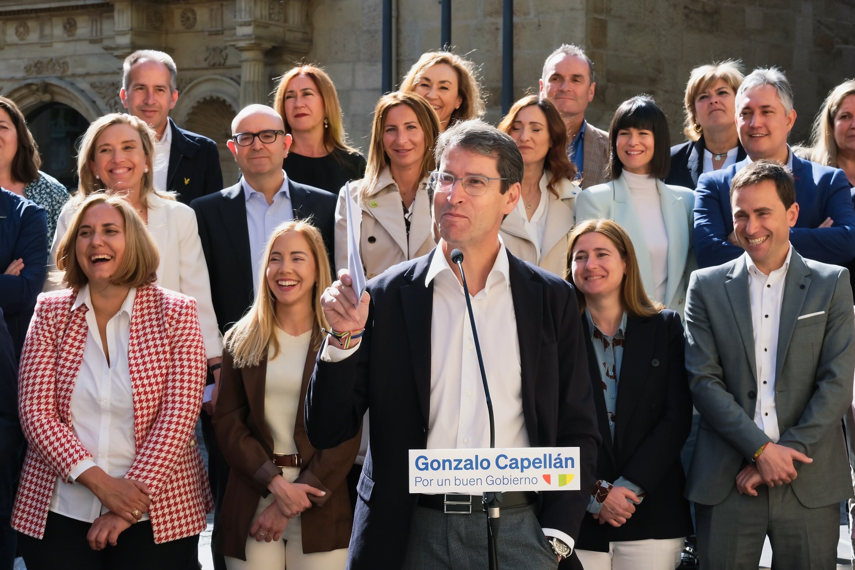 El candidato del PP de La Rioja, Gonzalo Capellán, junto a las personas que conforman la candidatura al Parlamento.