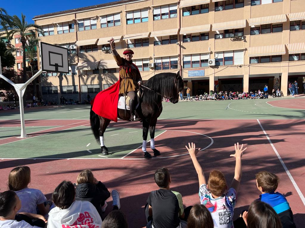 Francesc Cantó en una visita en el CEIP Jaume I de Elche