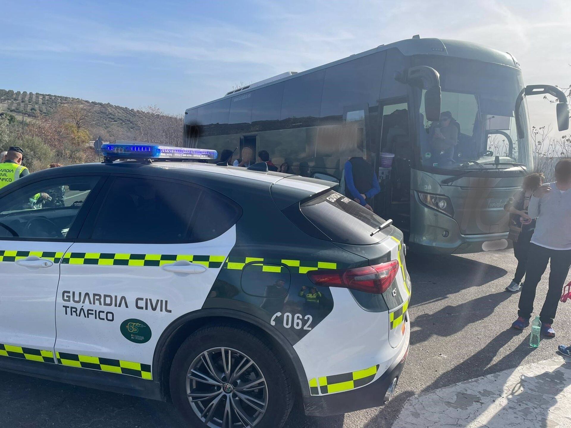 Vehículo de la Guardia Civil junto al autobús interceptado.