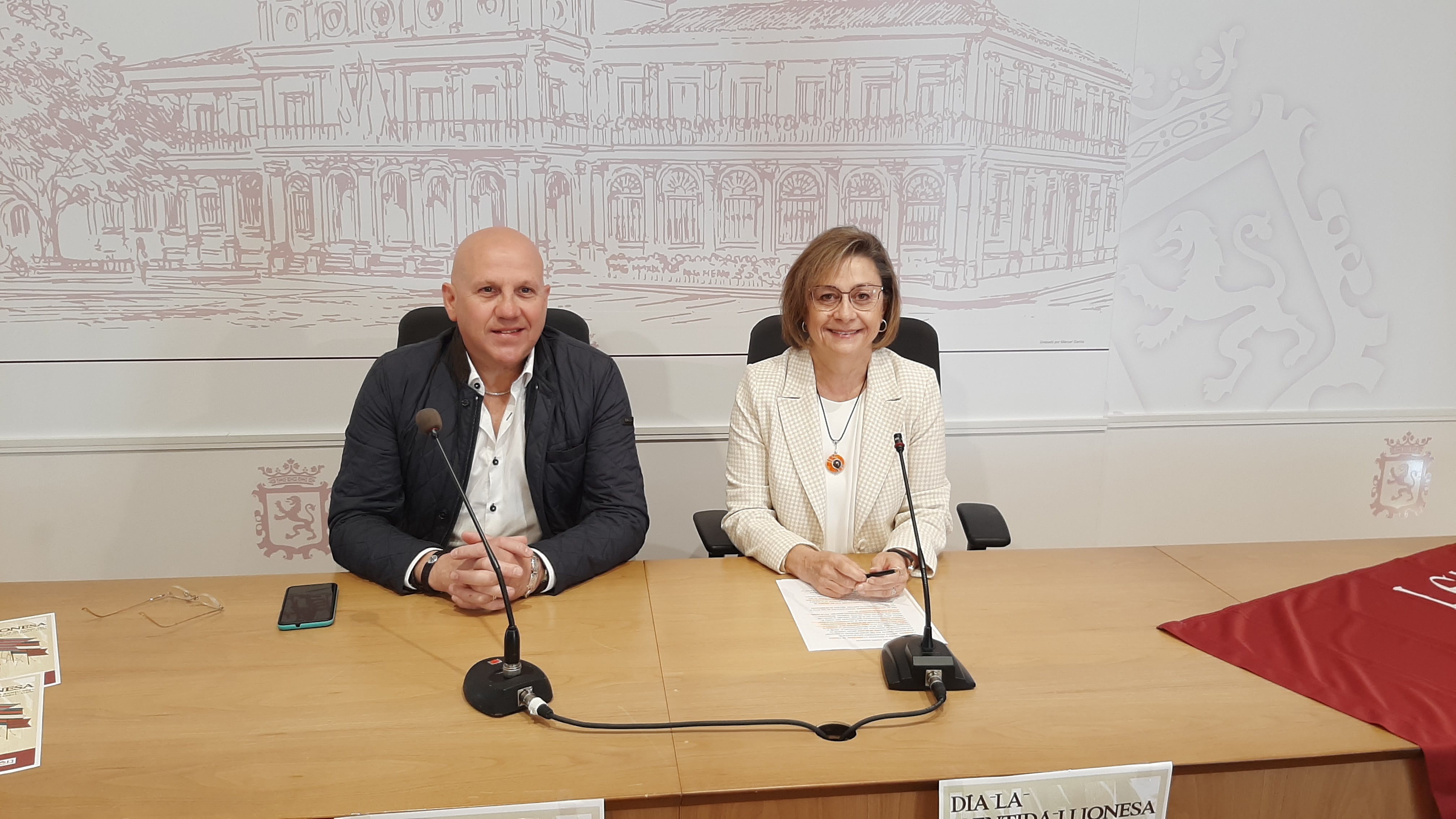 El presidente de la Asociación Conceyu País Llionés, Carlos Cerra, y la concejala de Cultura, Evelia Fernández, presentan el Día de la Identidad Leonesa