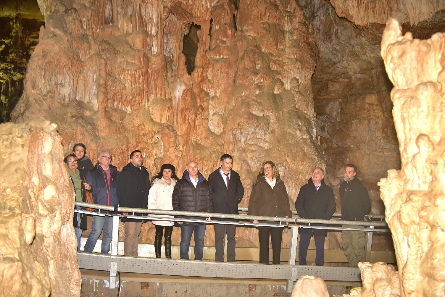 Visita a la nueva iluminación de la Cueva de los Franceses