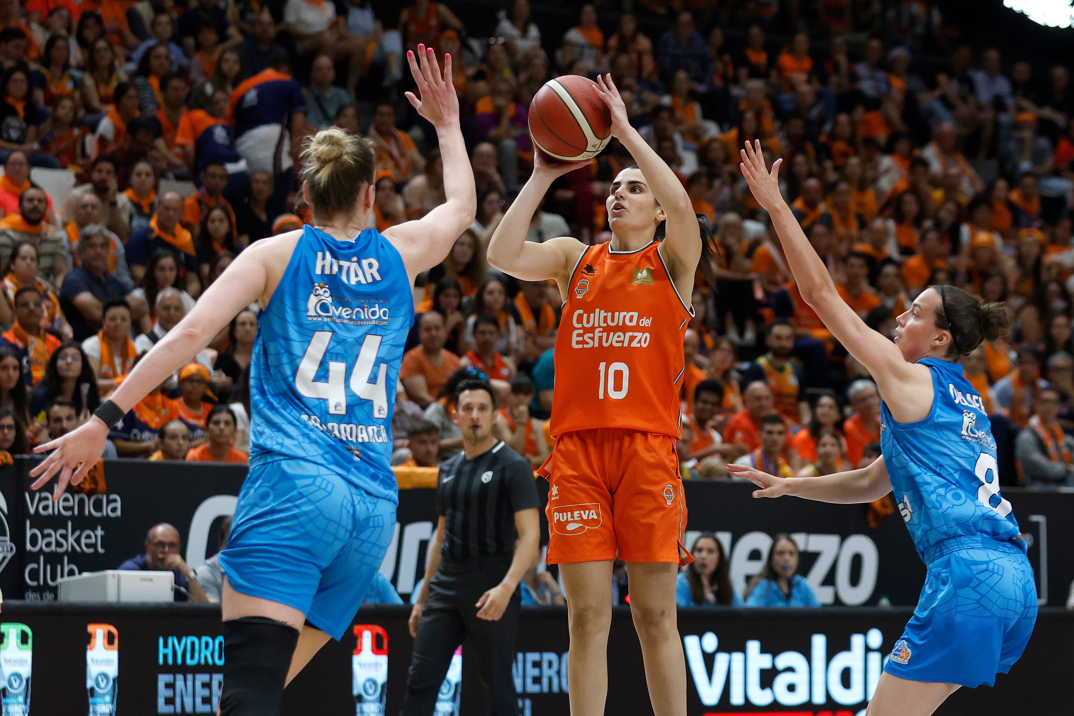 VALENCIA, 12/05/2024.- La jugadora del Valencia Basket Leticia Romero (c) tira a canasta ante Bernadette Hatar (i), del Perfumerías Avenida, durante la final de la Liga Femenina de baloncesto disputada este domingo en el pabellón de la Fuente de San Luis de Valencia. EFE/ Miguel Ángel Polo
