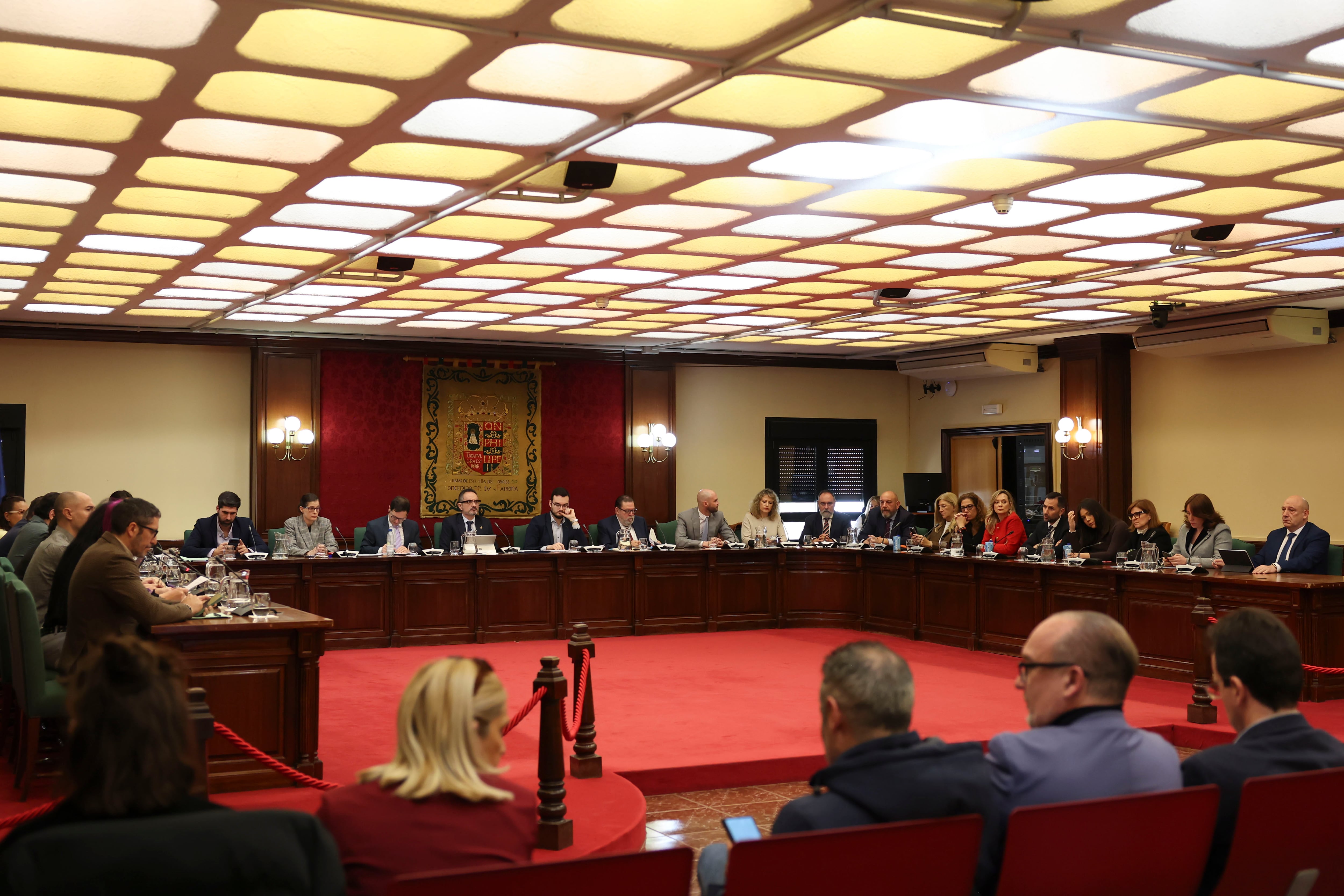 MÓSTOLES (MADRID), 24/02/2026.- El alcalde de Móstoles, Manuel Bautista (c, al fondo), durante el pleno extraordinario del Ayuntamiento solicitado por todos los partidos de la oposición para pedirle explicaciones de las acusaciones de acoso laboral y sexual de una exconcejal del PP, que ha presentado una querella en la que también incluye al Partido Popular, este martes en la localidad madrileña. EFE/ Kiko Huesca