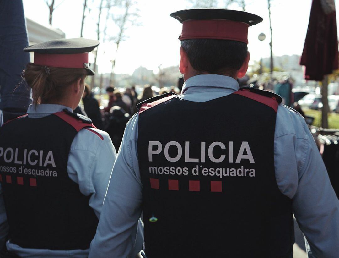 Foto de archivo de dos mossos d'Esquadra.