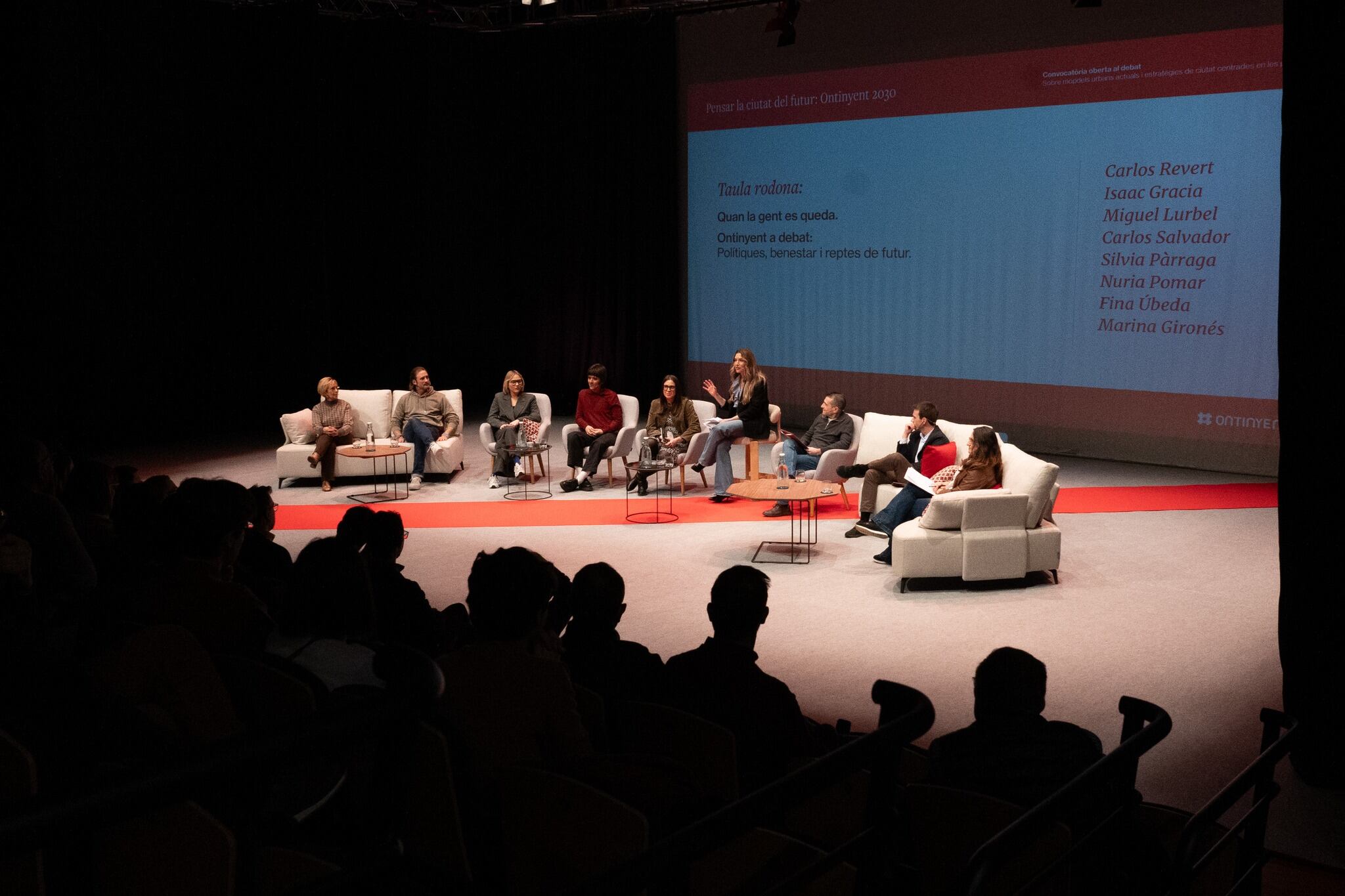 Mesa redonda “Cuando la gente se queda. Ontinyent a debate”, celebrada este martes en la Sala Gomis dentro del ciclo “Pensar la ciudad del futuro: Ontinyent 2030”