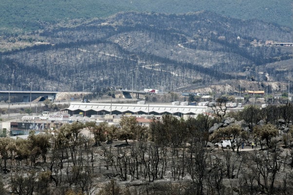 Los alrededores del complejo aduanero de La Jonquera arrasado por el incendio, tras quemar unas 14.000 hectáreas, se ha dado por controlado. EFE/Robin Townsend