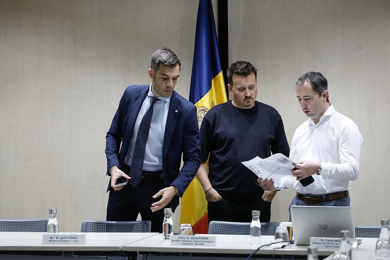 A l'esquerra, el secretari d'Estat de Transició Energètica, Transports i Mobilitat, David Forné, abans de la reunió de la Taula de Mobilitat