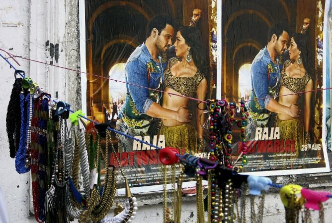 Cartel en el centro de Nueva Delhi de uno de los últimos estrenos de Bollywood, industria en la que las mujeres tienen prohibido trabajar como maquilladoras.