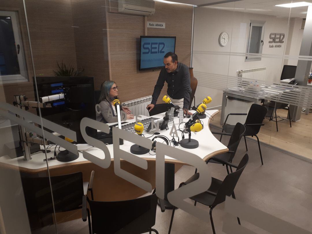 Elena Lastra y Valentín García en uno de los estudios de Radio Aranda Cadena SER