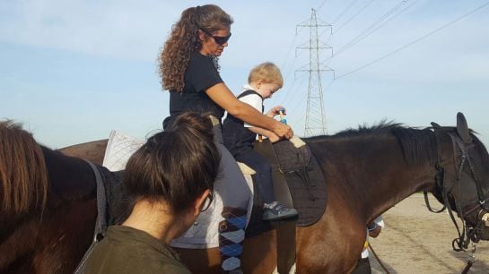 La pequeña Daniela realiza actividades de coordinación mientras monta a caballo