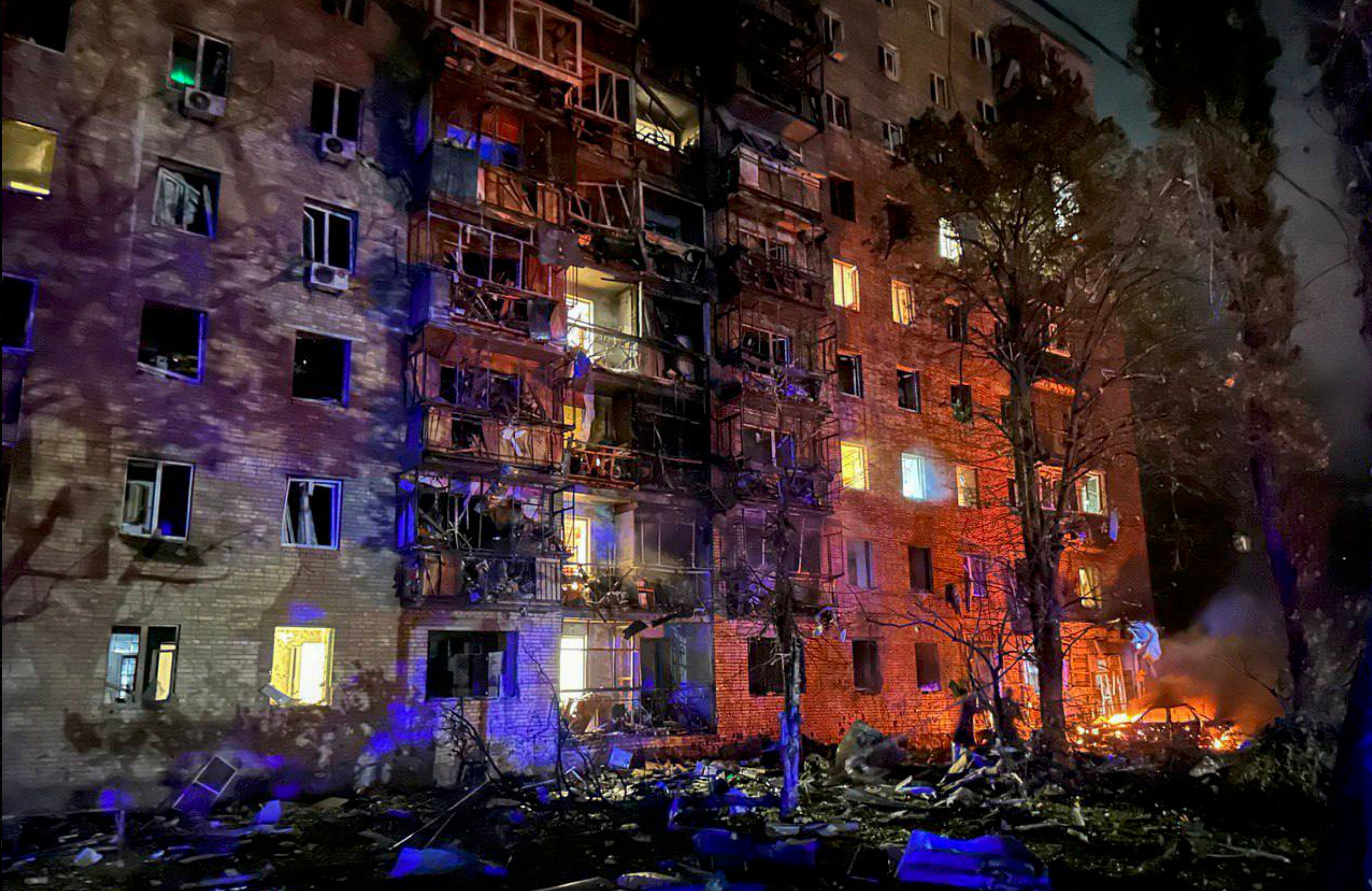 Una fotografía proporcionada por el alcalde de Kursk, Igor Kutsak, muestra un edificio de apartamentos dañado por la caída de escombros de un misil ucraniano derribado en Kursk, Rusia, el 11 de agosto de 2024.