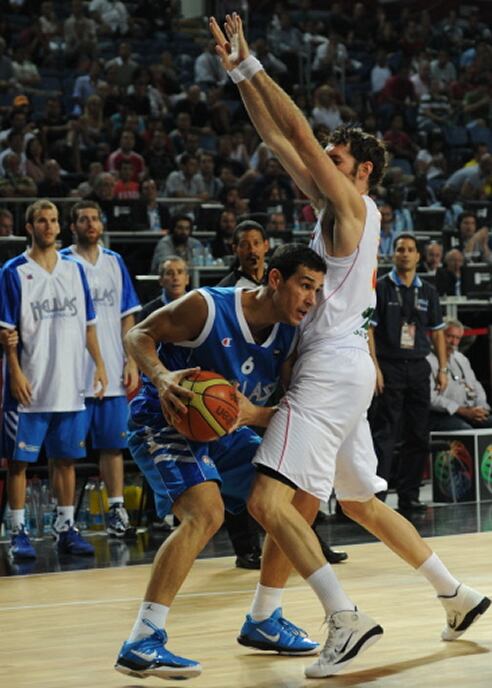 El jugador de Portland intenta frenar una acometida griega sin hacer falta