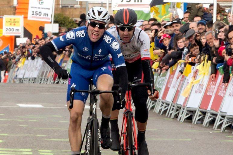 Diego Rubio, en segundo término, en la sexta etapa de la Volta a Catalunya