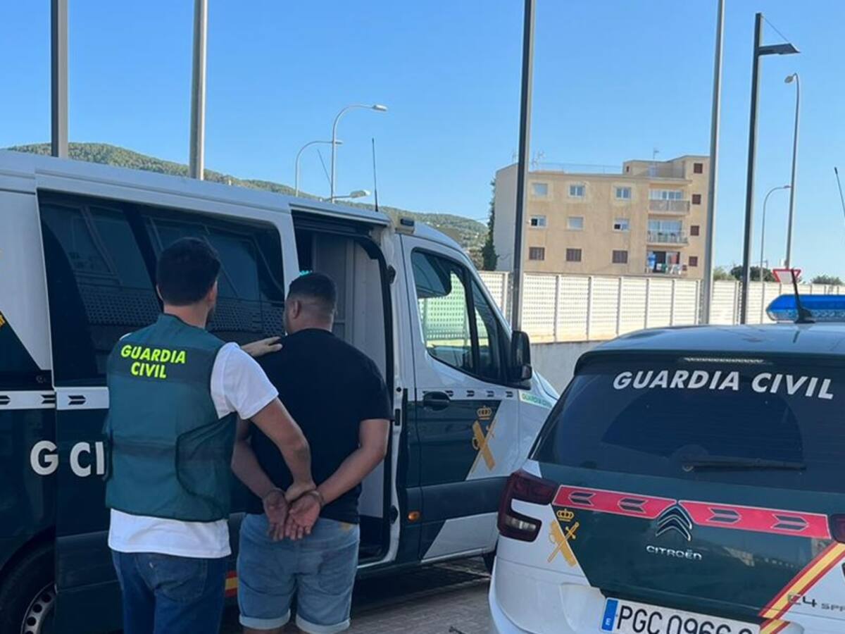 Detenido por robar un reloj de alta gama en Ibiza usando la técnica 'Ronaldinho'