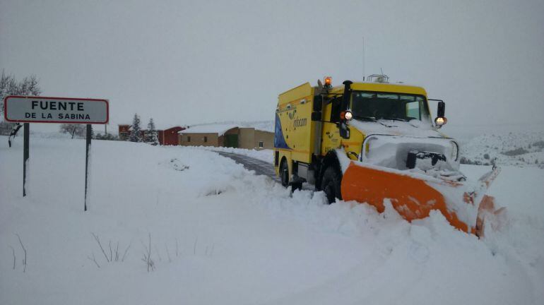 El Infocam ha colaborado también en las tareas de limpieza de carreteras, como en Fuente de la Sabina (Letur)